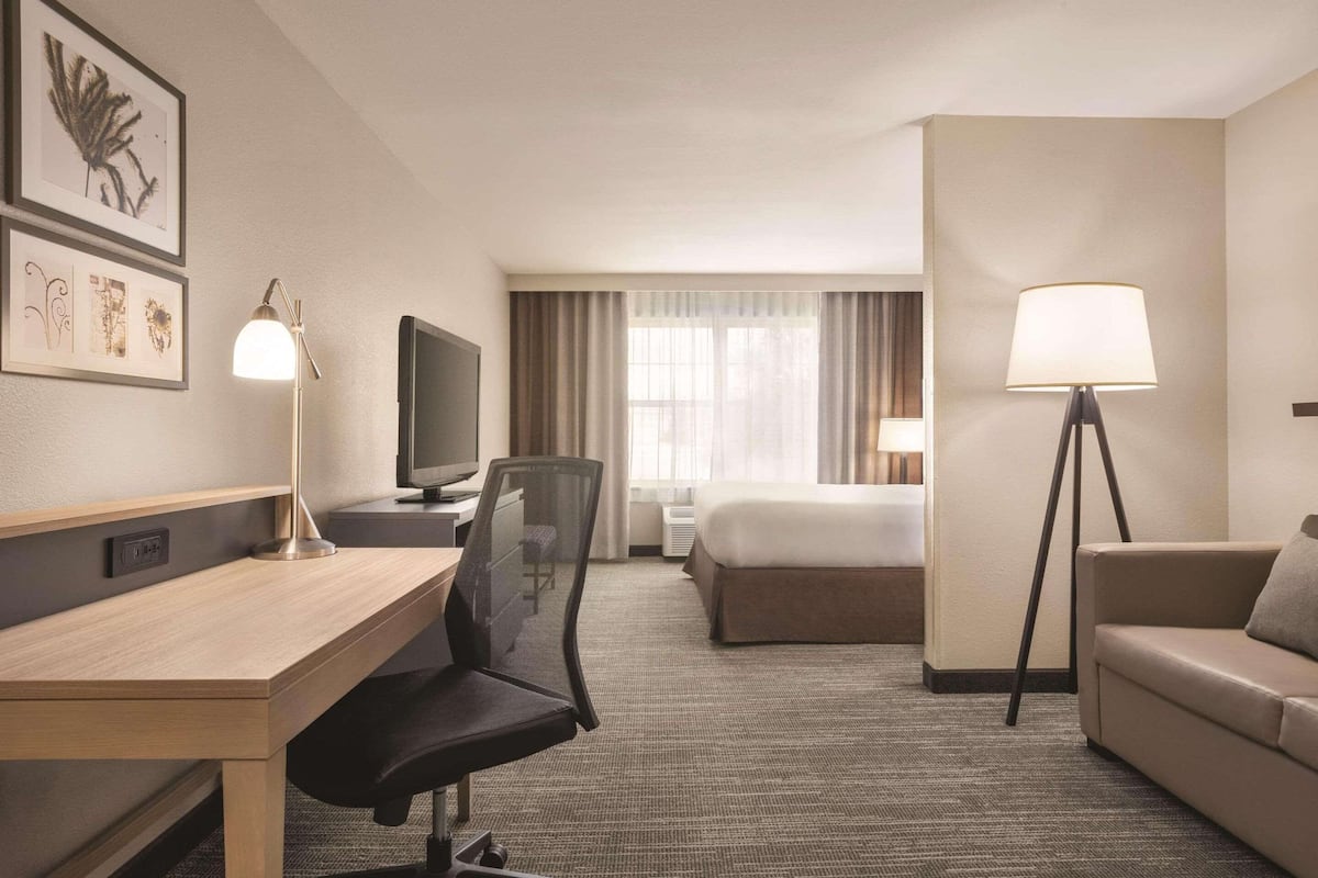 1 bedroom, premium bedding, desk, laptop workspace
