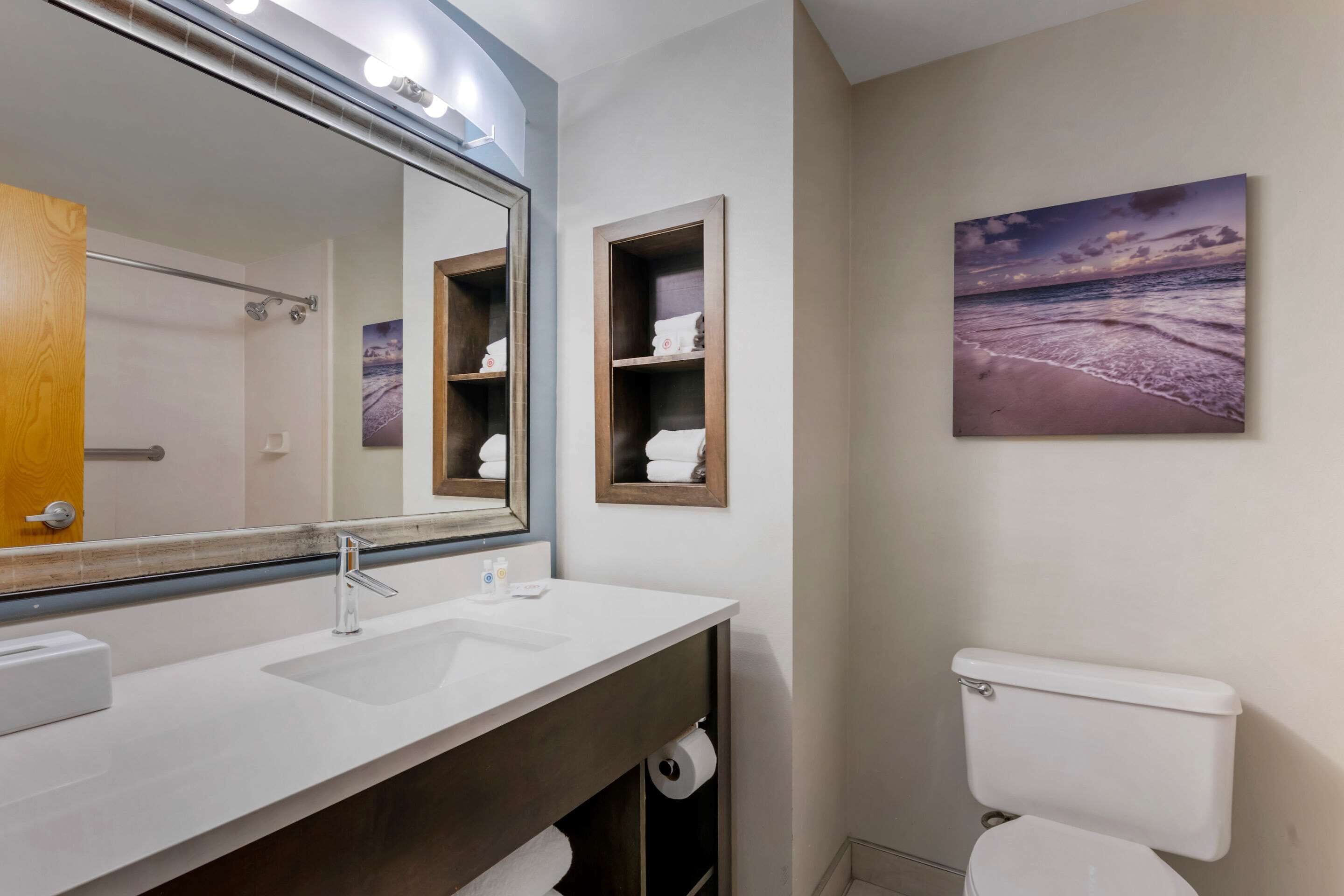 standard room, 2 queen beds, non smoking | bathroom | combined shower/bathtub, free toiletries, hair dryer, towels