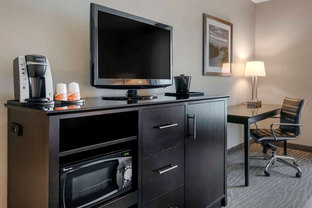 standard room, 1 king bed, non smoking | individually decorated, individually furnished, desk, laptop workspace