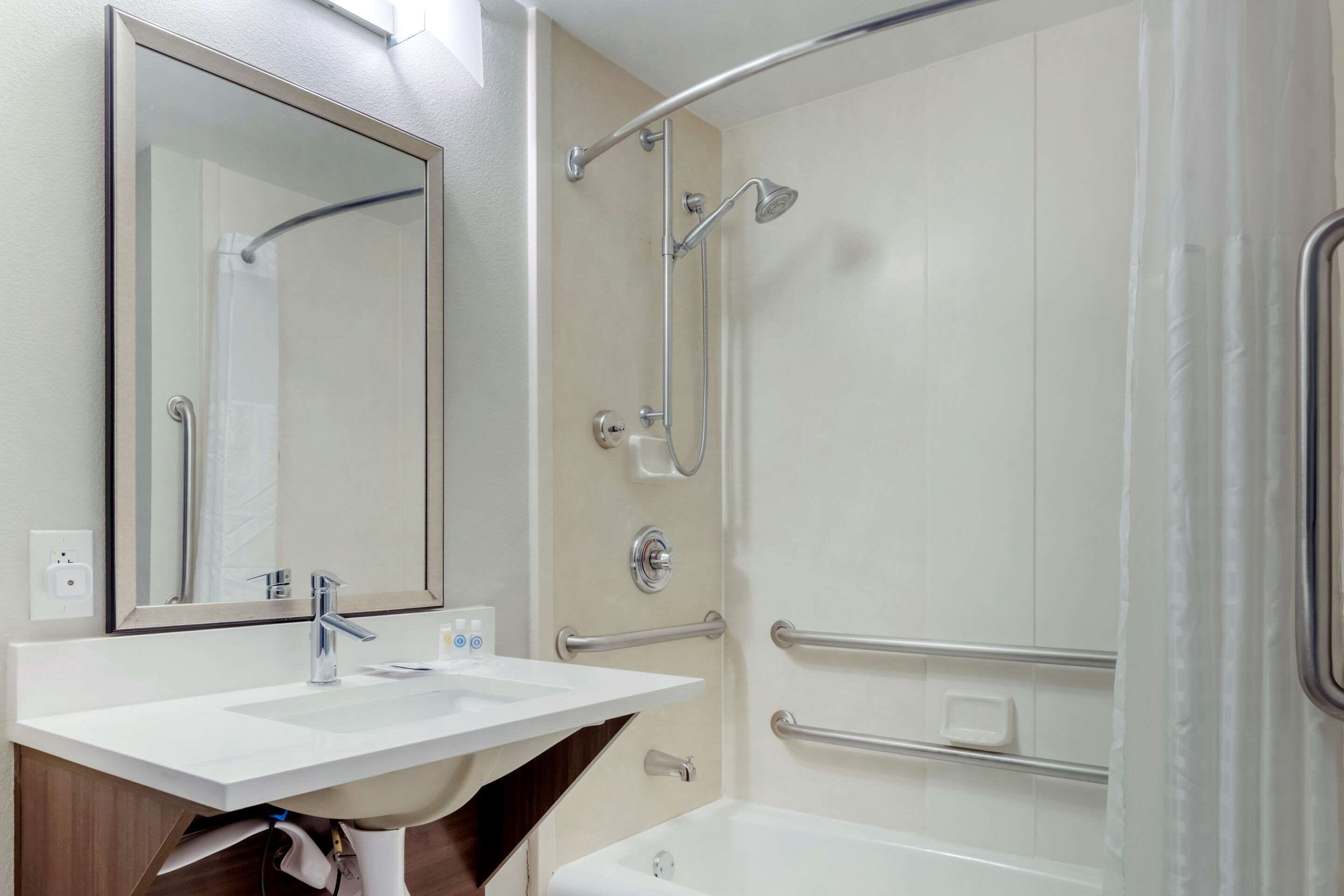 room, 1 king bed, accessible, non smoking | bathroom | combined shower/bathtub, free toiletries, hair dryer, towels