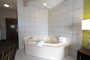 Habitación estándar, 1 cama de matrimonio grande, bañera de hidromasaje | Bañera profunda