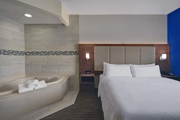 Standard Room, 1 King Bed, Jetted Tub | Tempur-Pedic beds, individually decorated, individually furnished, desk