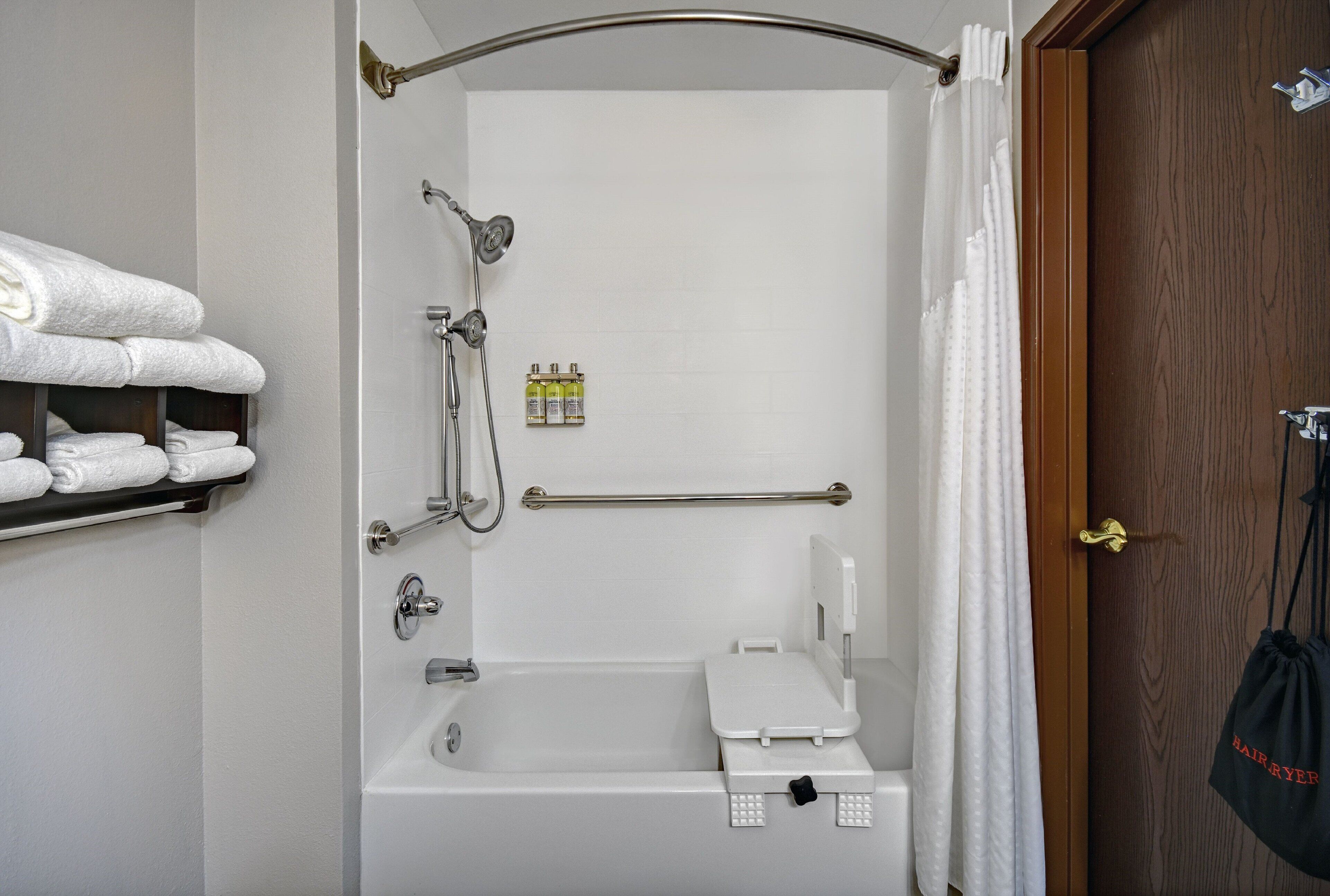 standard room, 1 queen bed, accessible (mobil tub) | bathroom | free toiletries, hair dryer, towels