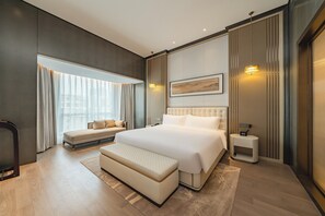 Chăn bông, minibar, két bảo mật tại phòng, bàn 