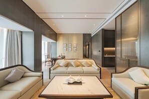 Chăn bông, minibar, két bảo mật tại phòng, bàn 
