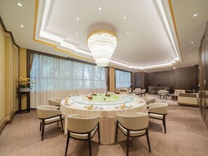 2 nhà hàng; phục vụ bữa sáng, bữa trưa và bữa tối