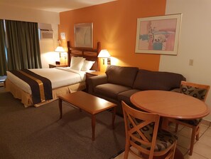 Deluxe-studiosviitti, 1 keskisuuri parisänky, tupakointi kielletty (Efficiency) | Tallelokero huoneessa, työpöytä, pimennysverhot, silitysrauta/-lauta