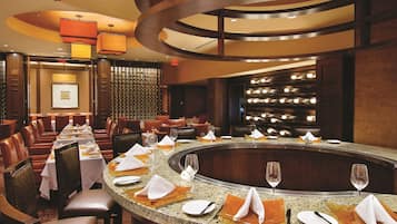 3 restaurantes; se sirven desayunos, almuerzos y cocina americana