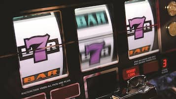 Máquina de slot com o número 7 exibido na tela, indicando uma combinação vencedora.