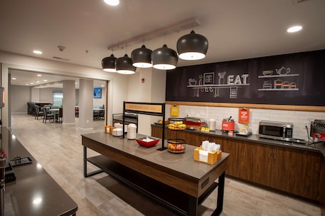 Free daily buffet breakfast . Hampton Inn Seaford