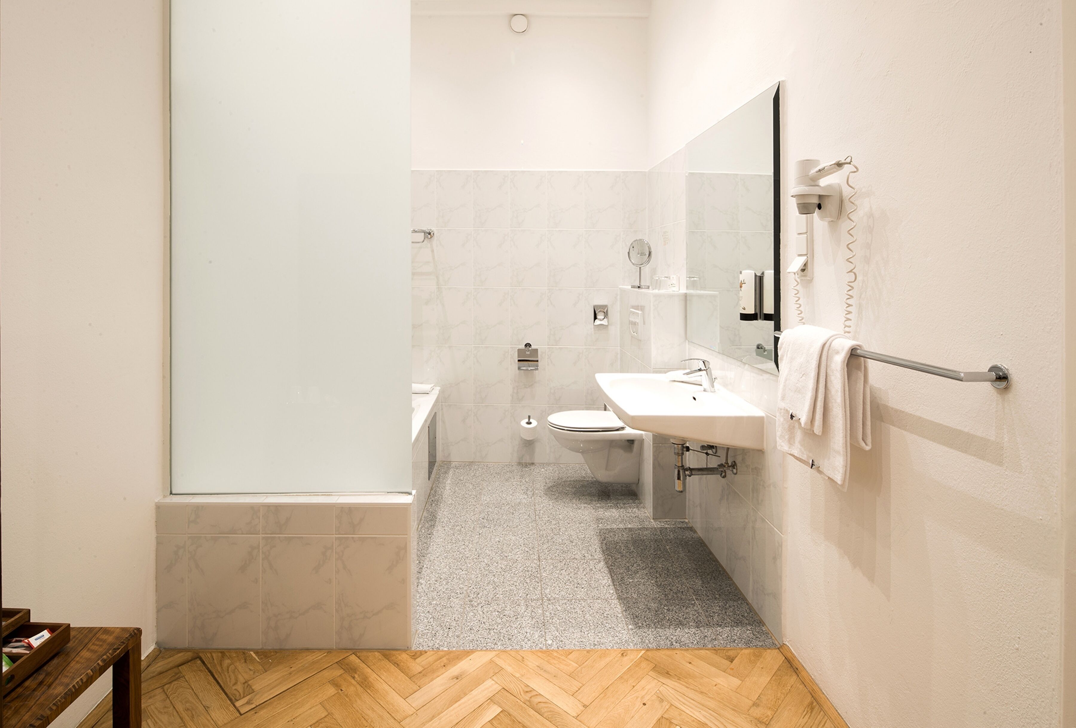 Un baño moderno con ducha, inodoro y lavabo.