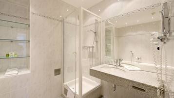 Comfort Double Room | Bathroom | Free toiletries, hair dryer, towels