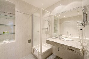 Habitación Confort doble | Baño | Artículos de higiene personal gratuitos, secador de pelo y toallas