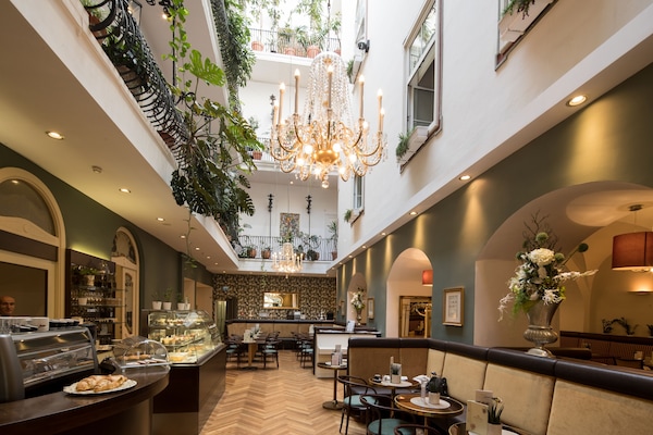 Petit déjeuner buffet servi tous les jours en supplément