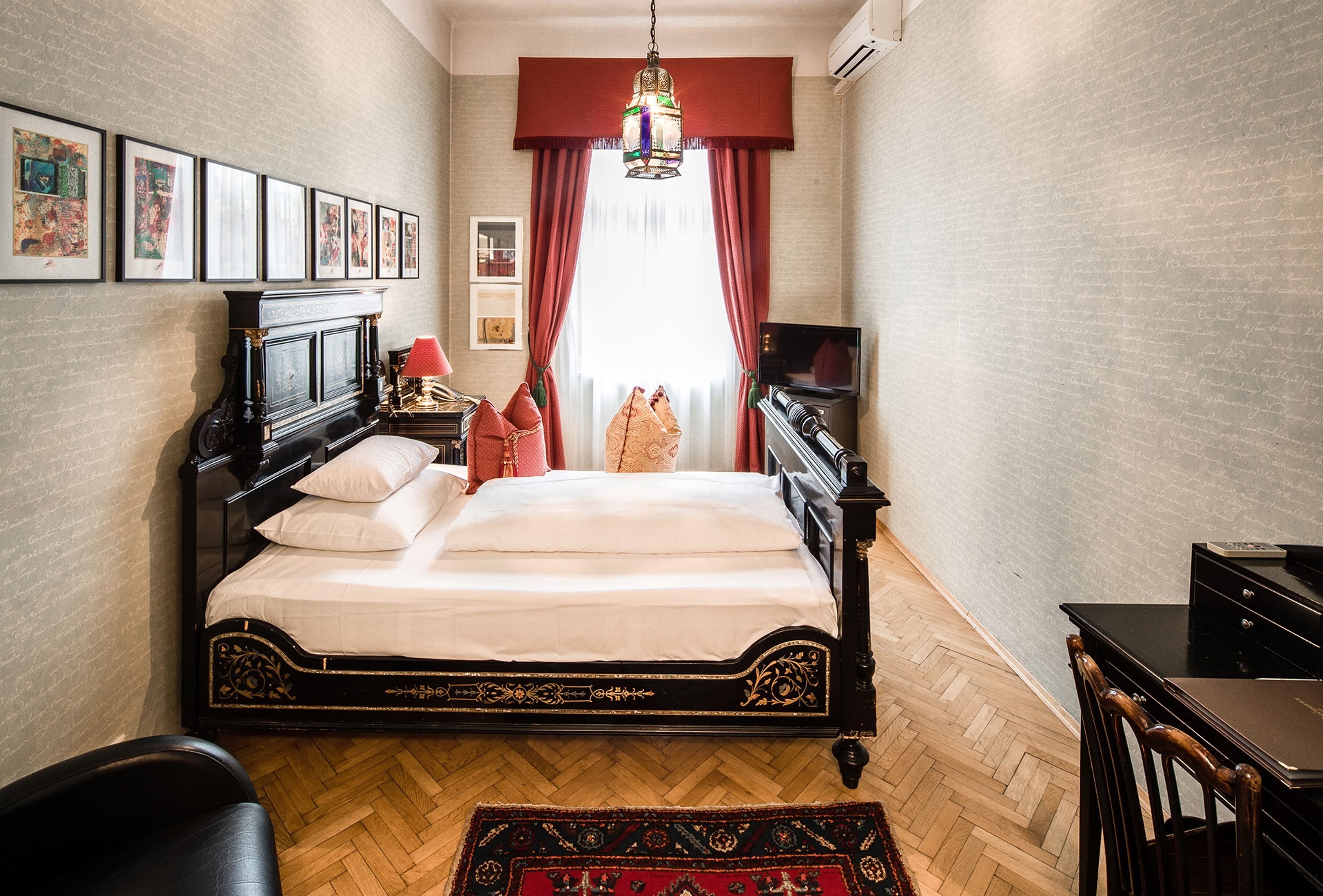 single room | hypo-allergenic bedding, minibar, in-room safe, individually decorated