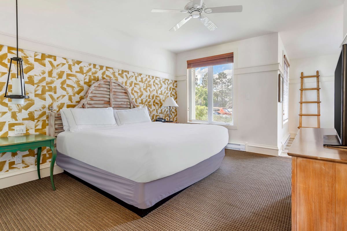 Premium bedding, in-room safe, iron/ironing board, free WiFi