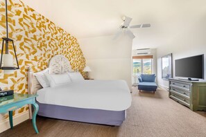 Bộ đồ giường cao cấp, két bảo mật tại phòng, bàn 