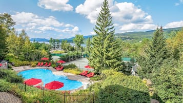 Piscine extérieure, chaises longues
