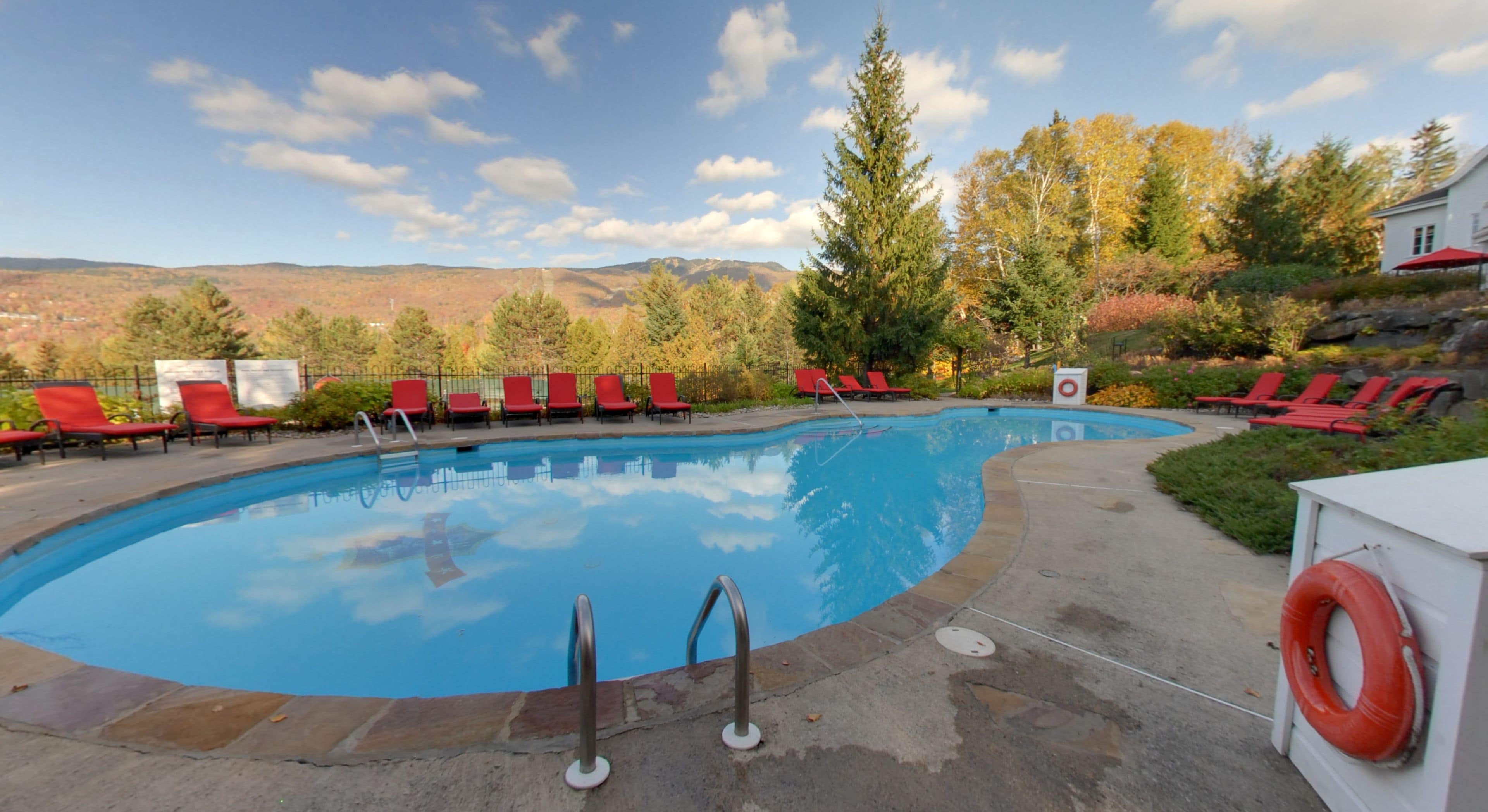 สระว่ายน้ำกลางแจ้ง, เก้าอี้อาบแดดริมสระ