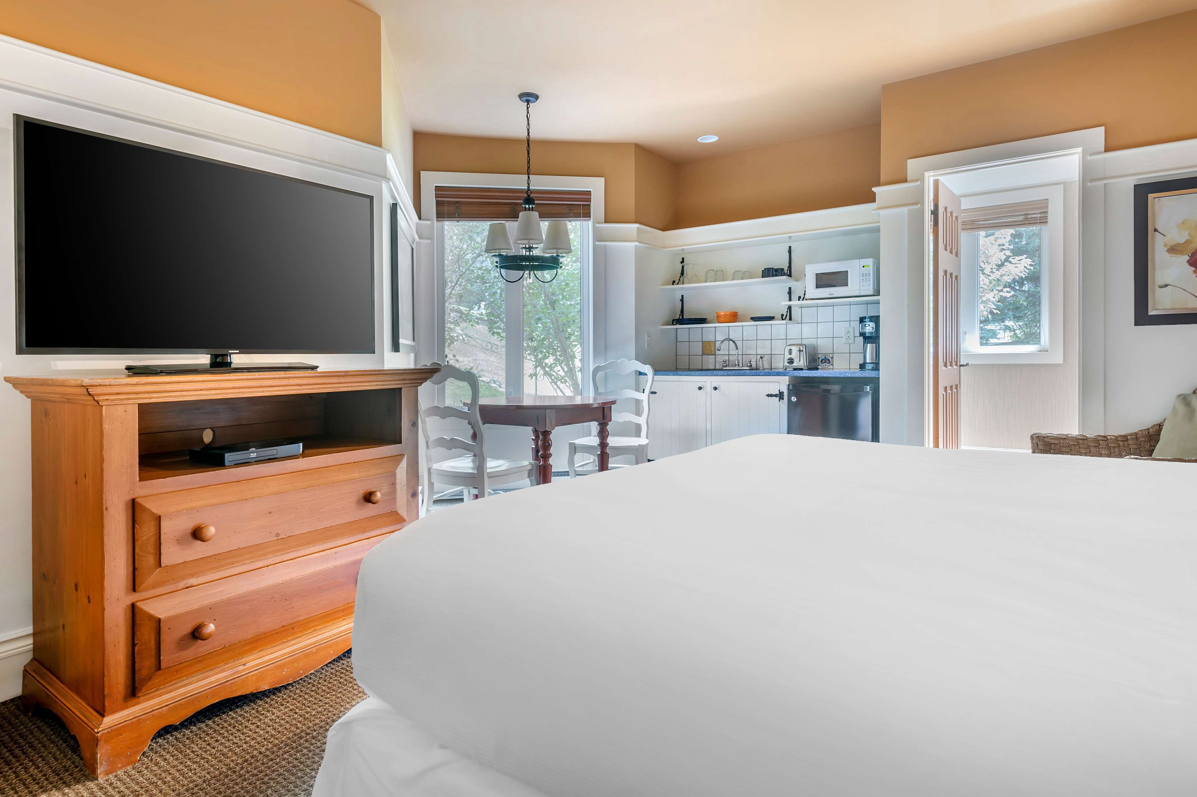 スタジオ キングベッド 1 台 (Les Terrasses) | 高級寝具、セーフティボックス (室内)、デスク、アイロン / アイロン台