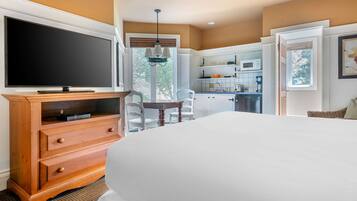 Studio 1 King Les Terrasses | Premium bedding, in-room safe, desk, iron/ironing board