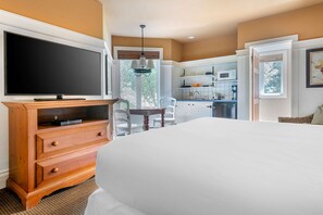 Studio, 1 trÚs grand lit (Les Terrasses) | Literie de qualité, coffre-fort, bureau, fer et planche à repasser