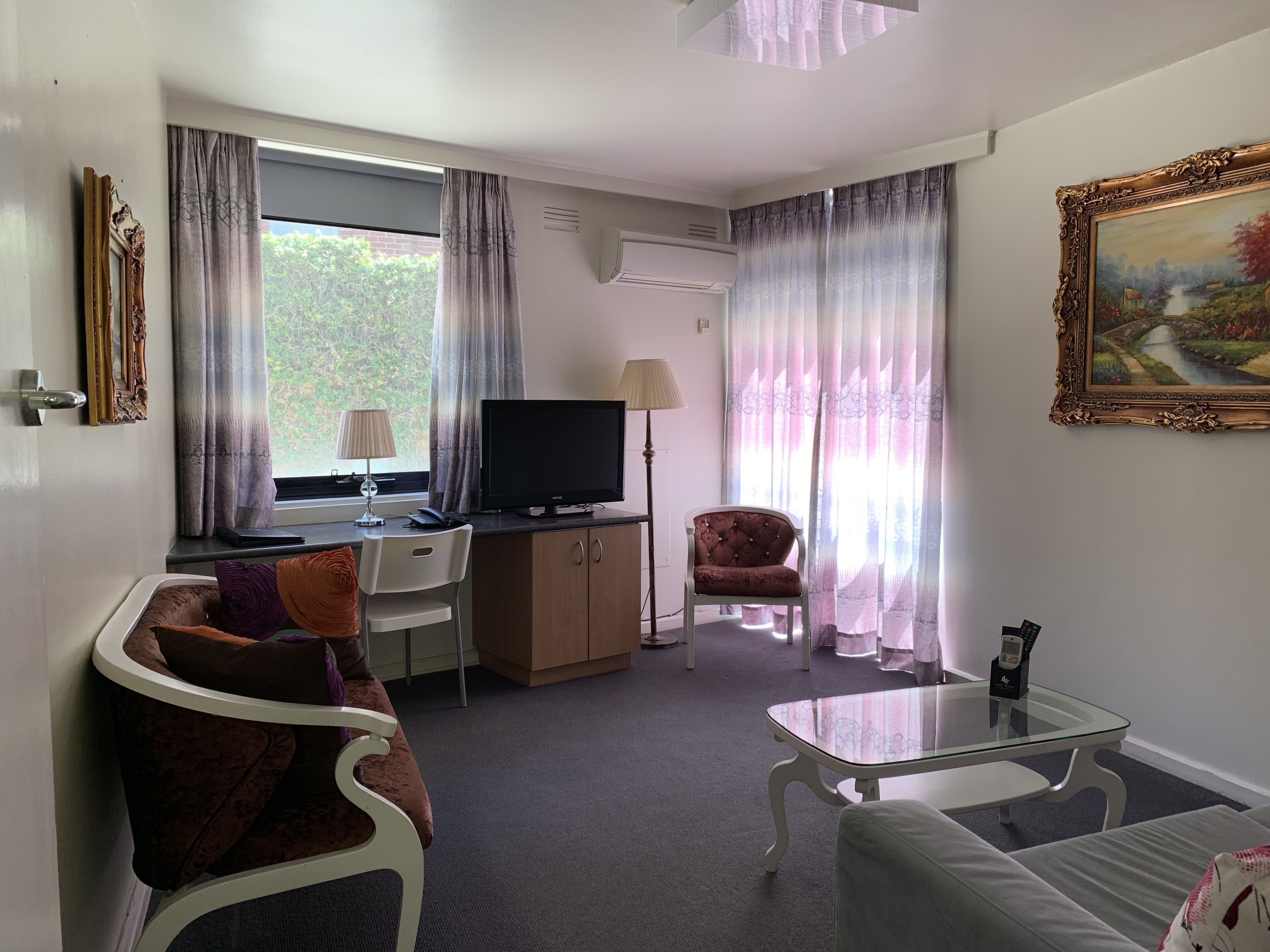 32-inch flat-screen TV with cable/satellite TV channels, TV