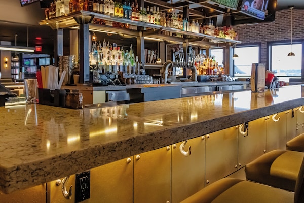 3 restaurantes, se sirven desayunos, comidas, cenas y cocina americana