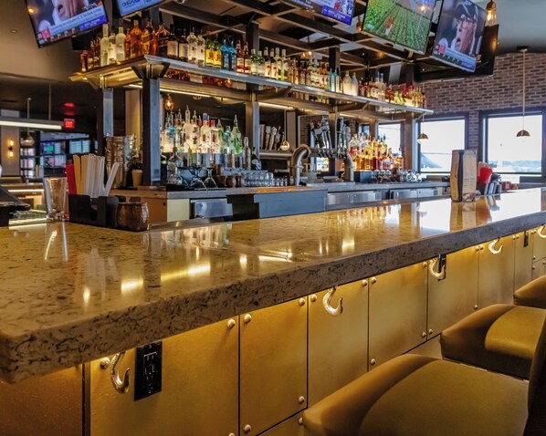 3 restaurants, breakfast, lunch, dinner served; American cuisine  - Par-A-Dice Hotel and Casino (East Peoria)