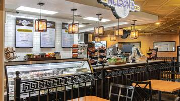 3 restaurantes, se sirven desayunos, comidas, cenas y cocina americana