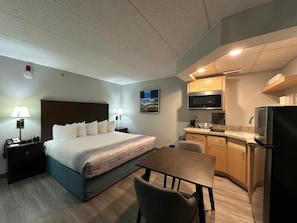 Zimmer, 1 King-Bett, Nichtraucher (Efficiency) | Schreibtisch, schallisolierte Zimmer, Bügeleisen/Bügelbrett