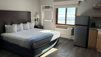 Room, 1 King Bed, Non Smoking (Efficiency/Water View/1st Floor)