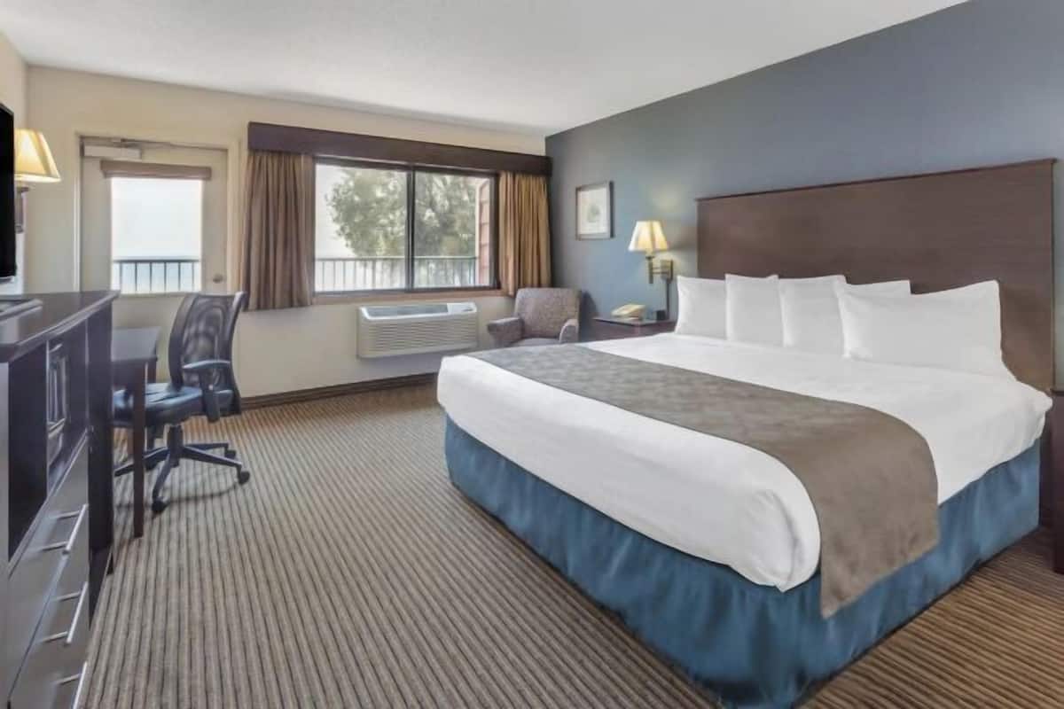 Escrivaninha, ferros/tábuas de passar roupa, berços grátis