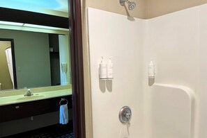 Kostenlose Toilettenartikel, Haartrockner, Handtücher