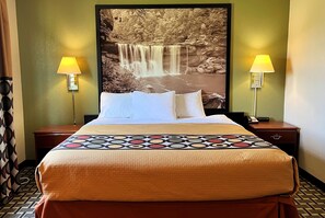 开间套房, 1 张特大床, 无烟房 | 办公桌、笔记本电脑工作区、遮光窗帘、熨斗/熨衣板