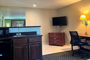 Escritorio, espacio para trabajar con laptop y cortinas blackout 