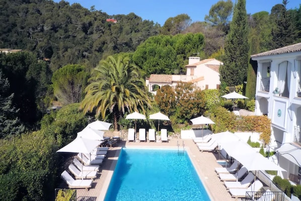 Piscine extérieure, parasols de plage, chaises longues