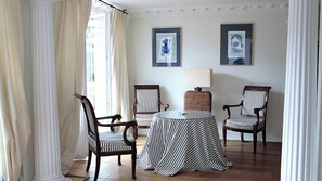 Suite – superior, terrasse | Sengetøy av topp kvalitet, senger med overmadrass og wi-fi (inkludert)