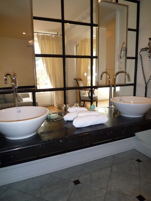 Superior Suite, Terrace | Bathroom