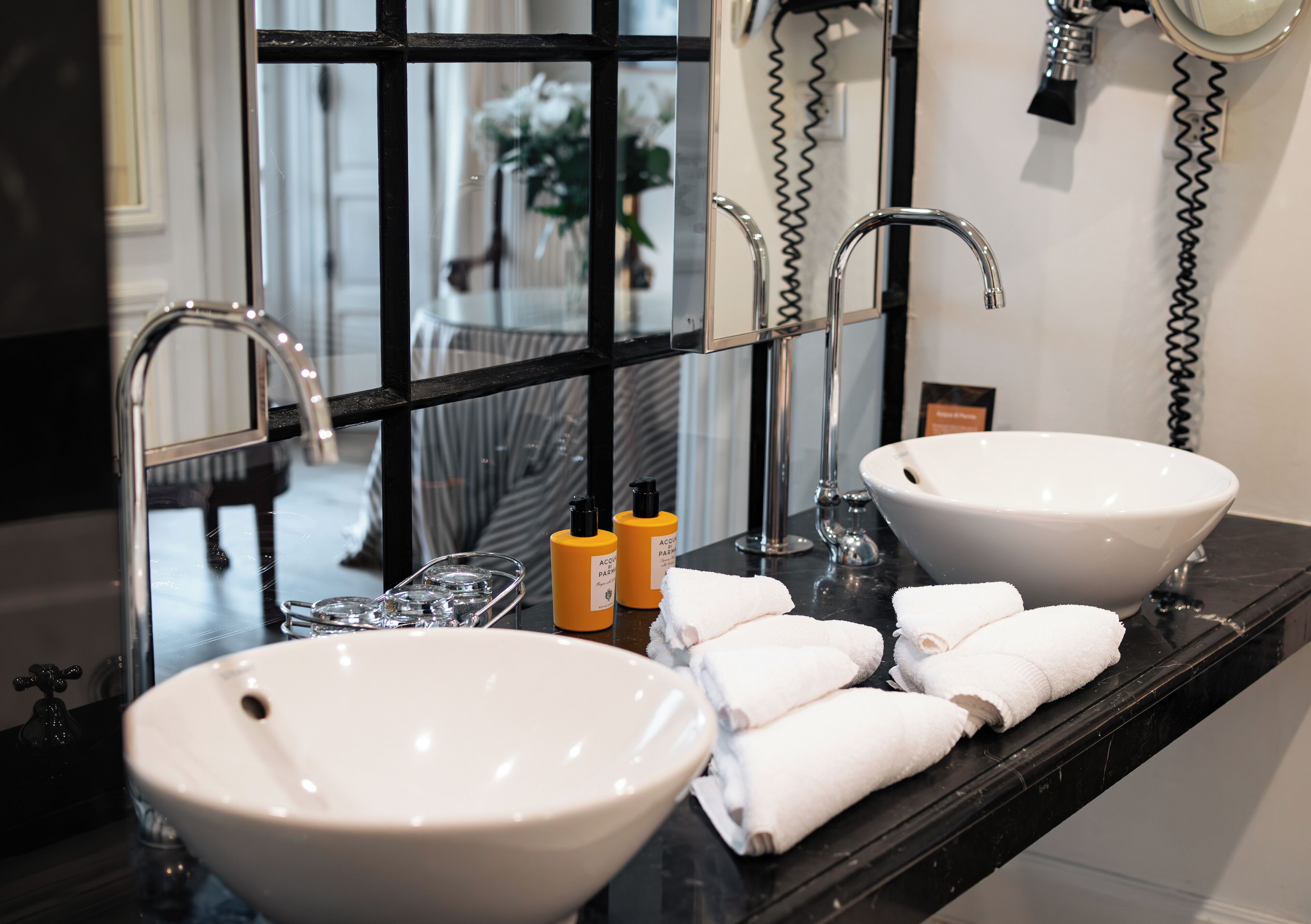 deluxe suite, terrace | bathroom | free toiletries, hair dryer, bathrobes, slippers