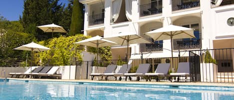 Piscine extérieure, parasols de plage, chaises longues