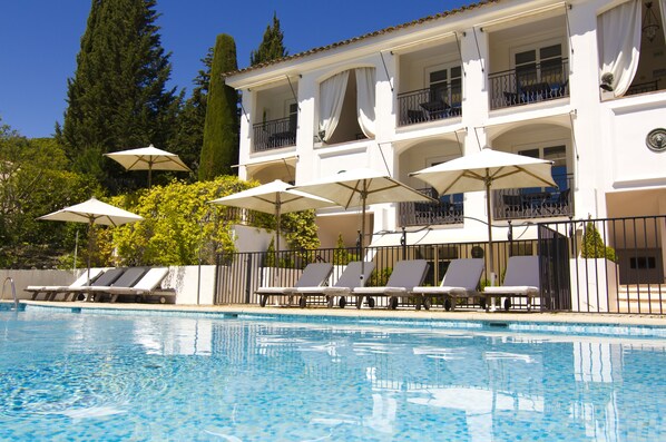 Piscine extérieure, parasols de plage, chaises longues