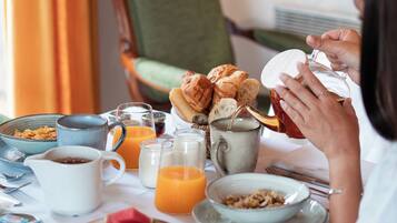 Petit déjeuner continental (24 EUR par personne)