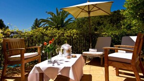 Suite – junior, terrasse, bassengutsikt | Utsikt fra rommet