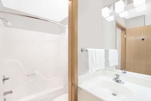 Tina con regadera, amenidades de baño gratuitas, secadora de cabello