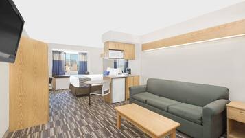 Ropa de cama de alta calidad y caja de seguridad en la habitación