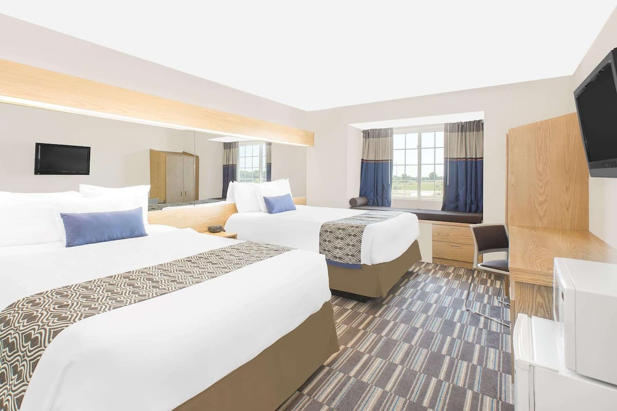 أغطية فراش متميزة وخزنة داخل الغرفة ومكتب ومكواة/لوح كي