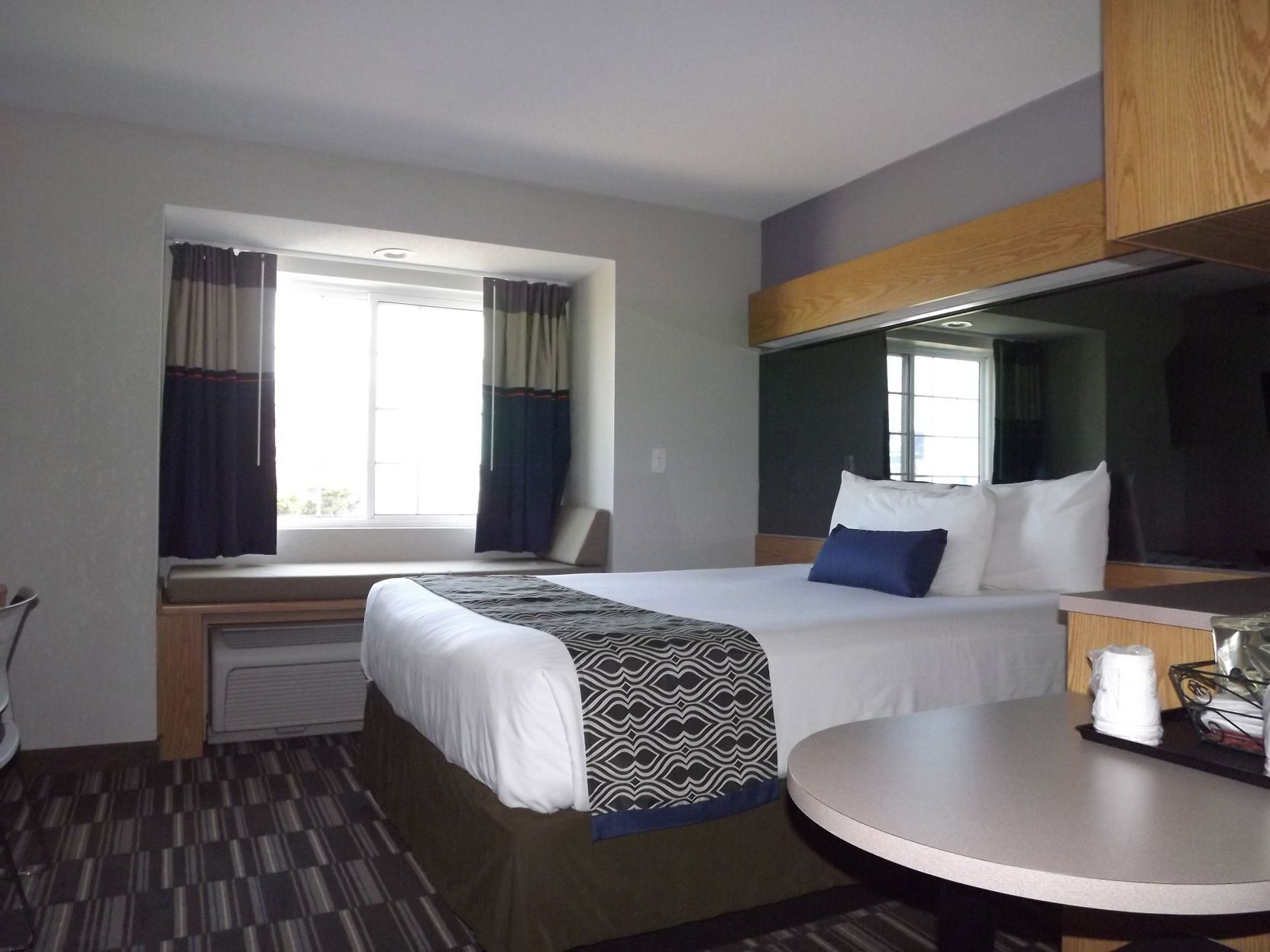 أغطية فراش متميزة وخزنة داخل الغرفة ومكتب ومكواة/لوح كي