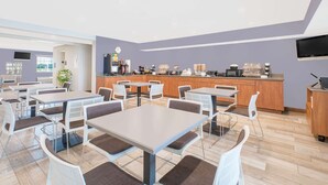 Free daily continental breakfast - Microtel Inn & Suites by Wyndham Ames (Ames)
