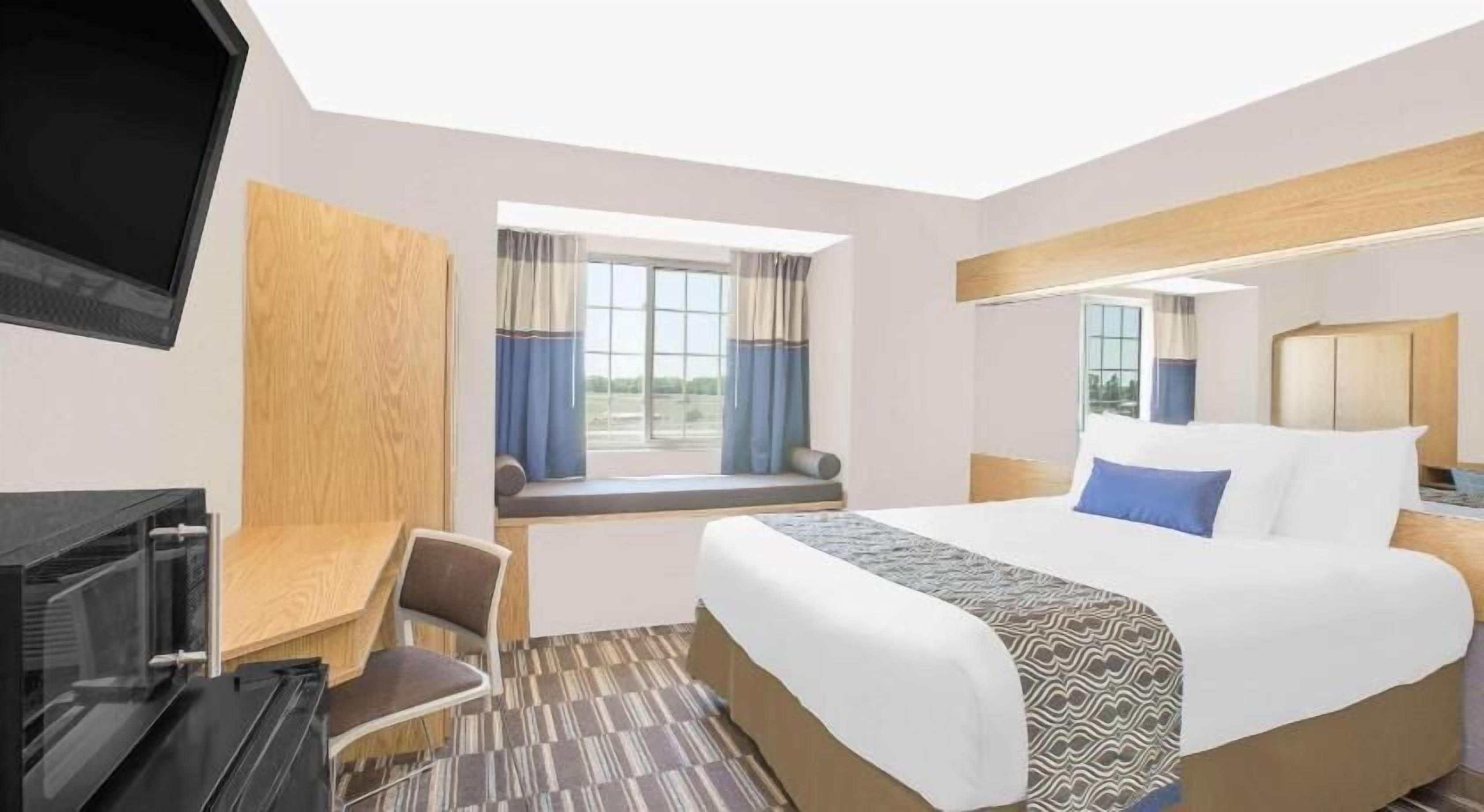 أغطية فراش متميزة وخزنة داخل الغرفة ومكتب ومكواة/لوح كي